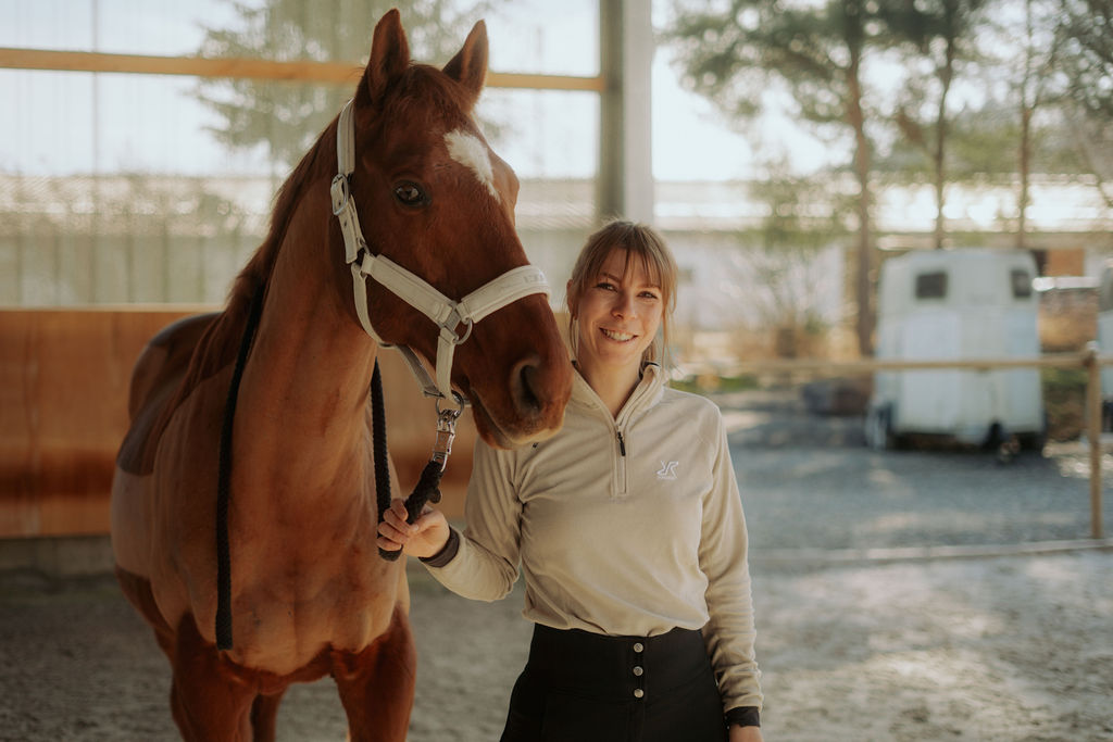 Das Bild zeigt die Tierphysiotherapeutin Dominique Leute aus Ravensburg mit ihrem Pferd